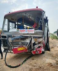 ಪೋಟೋ 6 : ಅಪಘಾತಕ್ಕೀಡಾದ ಬಸ್ಸು | Kannada Prabha